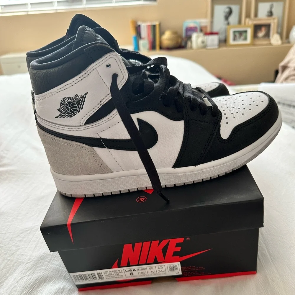Nike Air Jordan 1 Retro High OG - Picture 4 of 9